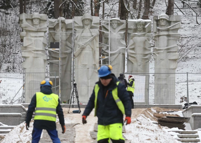 Viļņas Antakalnes kapsētā demontētas PSRS okupācijas spēku karavīru skulptūras