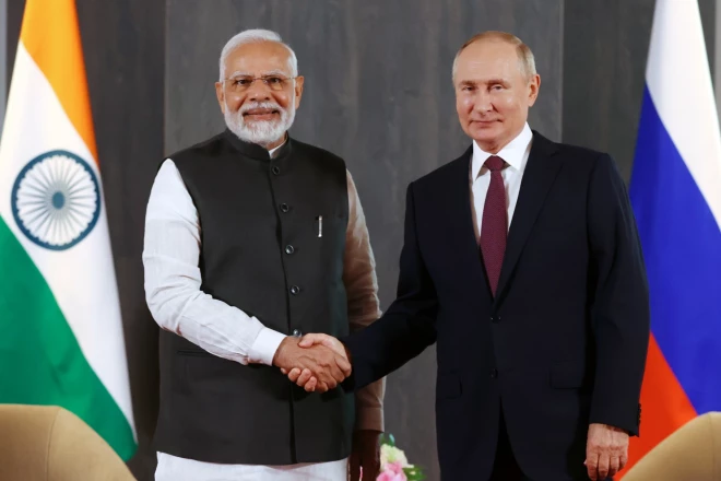 Putins un Modi pozē fotogrāfiem pirms sarunām Šanhajas Sadarbības organizācijas (SCO) samitā Uzbekistānā 2022. gada 16. septembrī.