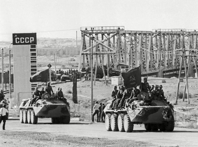 Uzbekistānas robežpilsēta Termeza 1988. gada 18. maijā. Padomju karaspēks šķērso Amudarjas tiltu.