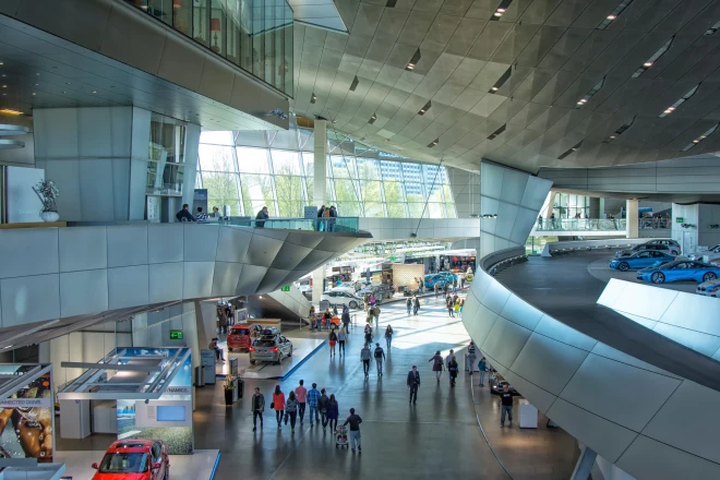 Muzejā var doties nelielā ceļojumā cauri laikam, sekojot BMW modeļu maiņai.