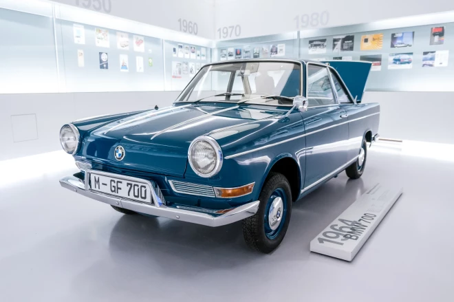 Muzejā var doties nelielā ceļojumā cauri laikam, sekojot BMW modeļu maiņai.