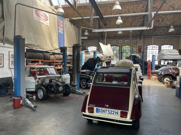 Interesenti var pavērot veco automašīnu atjaunošanas procesu.