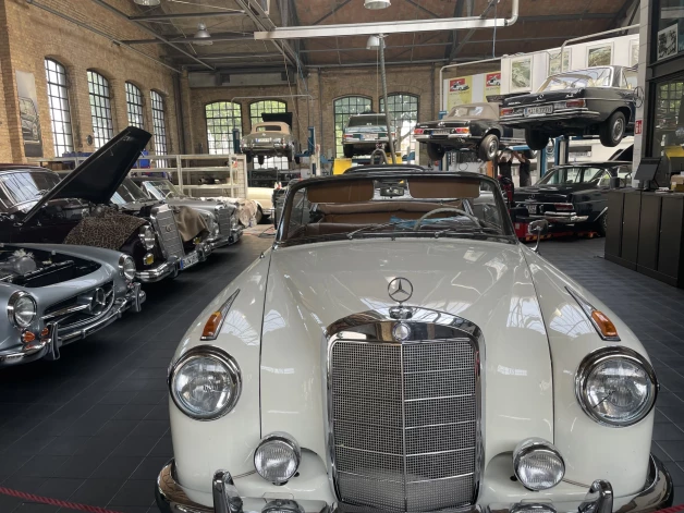 Interesenti var pavērot veco automašīnu atjaunošanas procesu.