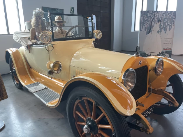 Stilīgs pārītis dodas izbraucienā.