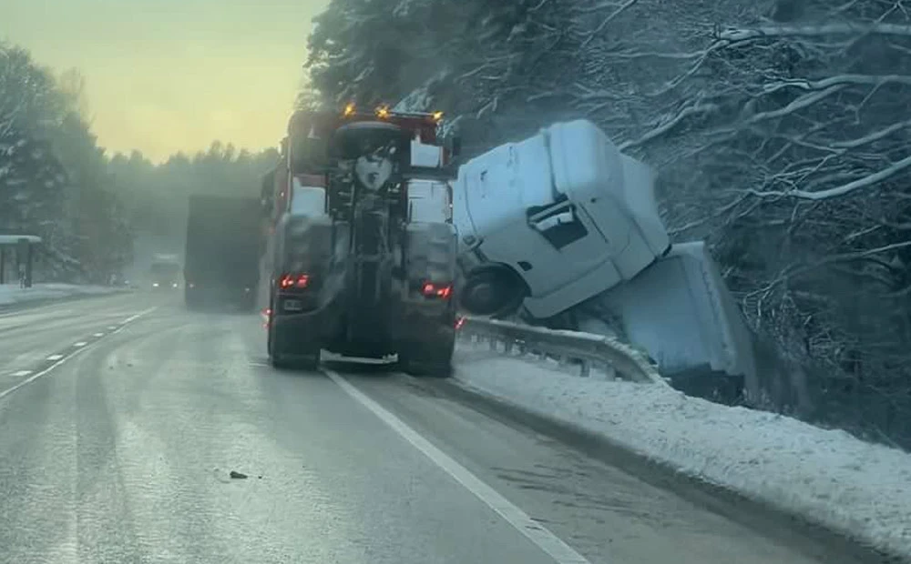 VIDEO: In Lettonia permangono condizioni di guida particolarmente difficili.  Diversi incidenti si sono verificati di nuovo