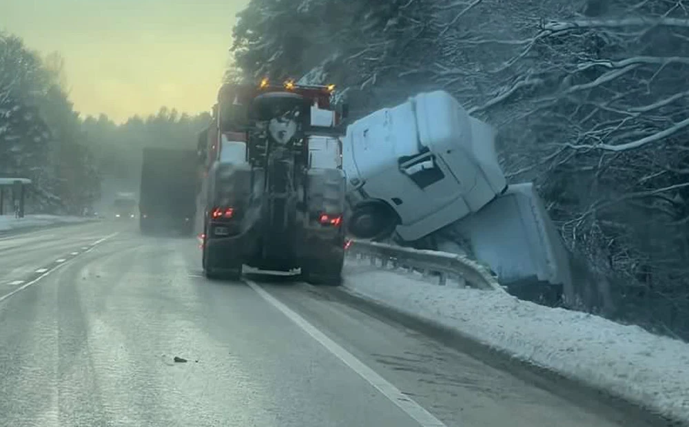 VIDEO: Spesielt vanskelige kjøreforhold gjenstår i Latvia.  Flere ulykker har igjen skjedd