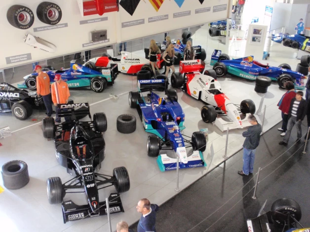 Zinsheima lepojas ar savu F1 sacīkšu mašīnu kolekciju.