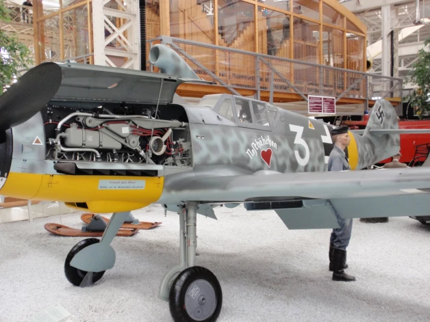 Var palūrēt, kas slavenajam “Luftwaffe” iznīcinātājam “Messerschmitt Bf-109” zem motora pārsega.