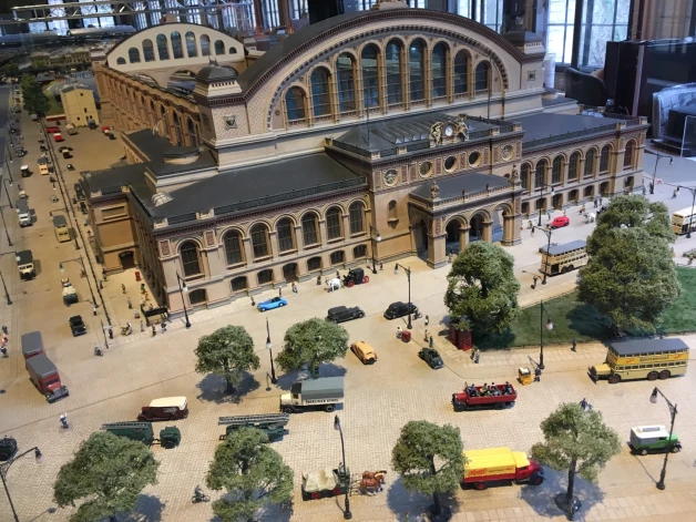 Milzīga diorāma, kas aizņemtu veselu zāli.