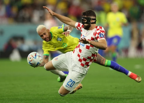 Neimars atkārto Pelē rekordu; Brazīlijas futbolisti Pasaules kausa ceturtdaļfinālā zaudē Horvātijai
