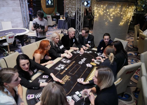 FOTO: Latvijas slavenības un influenceri sacenšas pokera spēlē, lai atbalstītu Latvijas olimpiskos veterānus