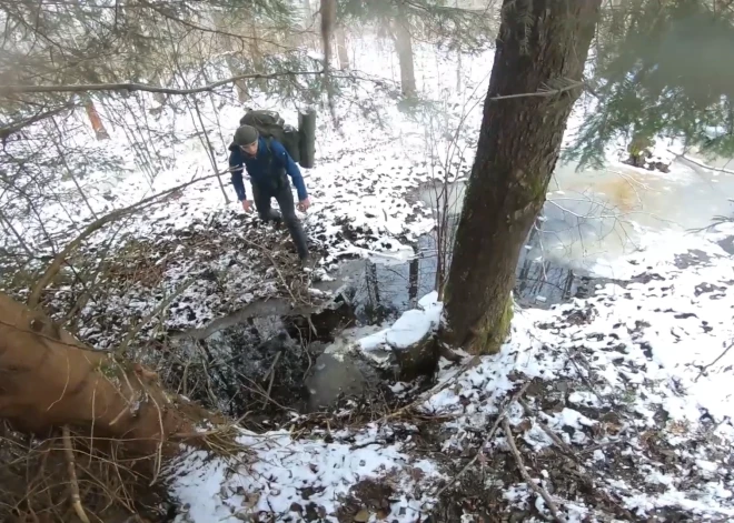 Pāri grāvjiem, caur upēm un mežu biezokņiem: interesantais pārgājiens cauri Kurzemei taisnā līnijā