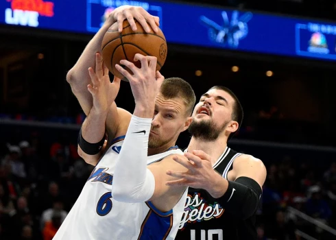 Kristaps Porziņģis cīņā par bumbu ar "Clippers" centru Ivicu Zubacu.