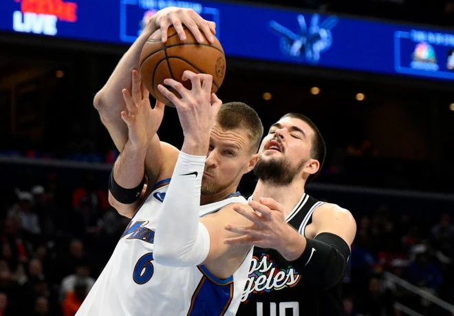 Kristaps Porziņģis cīņā par bumbu ar "Clippers" centru Ivicu Zubacu.