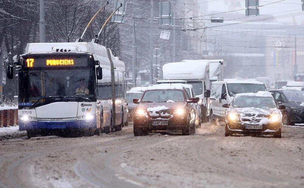 Pirmdien un otrdien autovadītāji sabiedrisko transportu Rīgā varēs izmantot bez maksas 