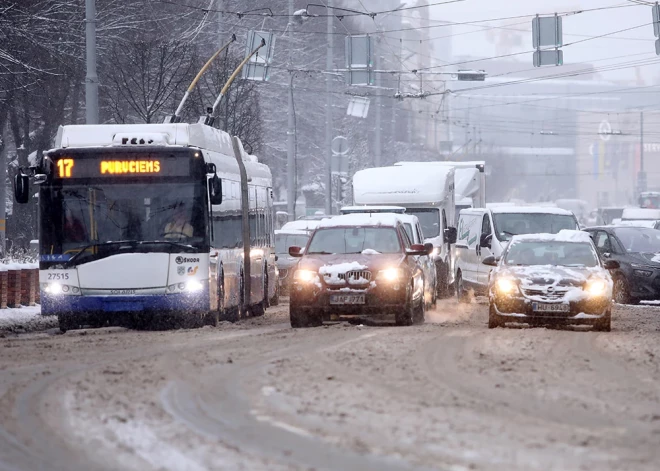 Pirmdien un otrdien autovadītāji sabiedrisko transportu Rīgā varēs izmantot bez maksas 