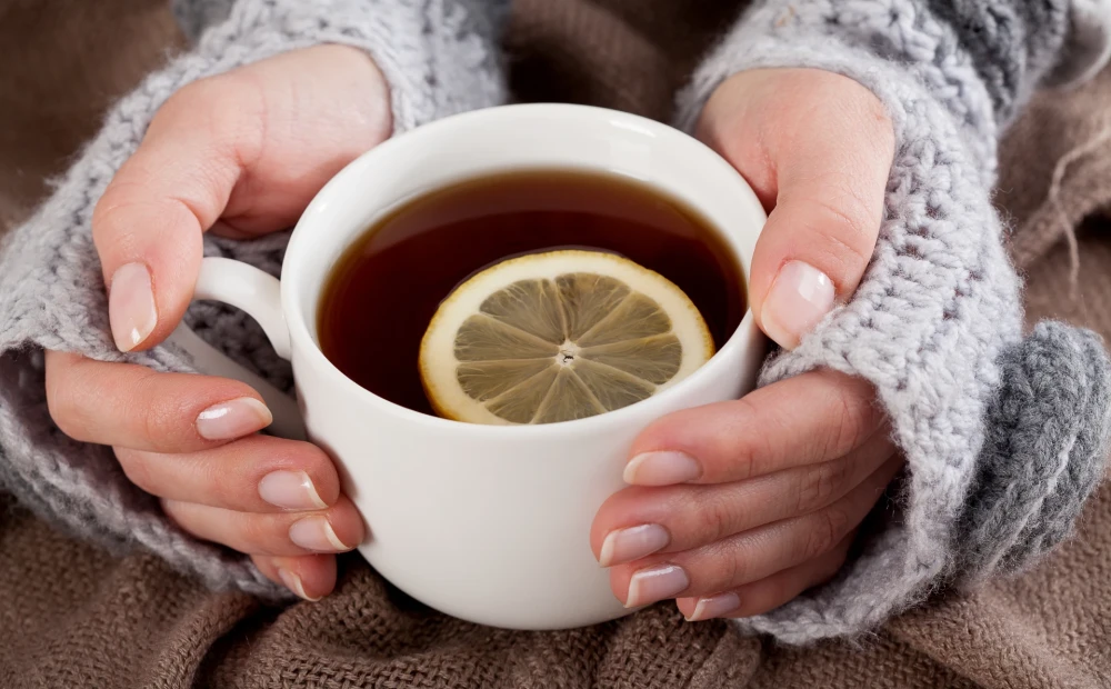 Пить чай с ложкой в кружке: приметы одиночества и финансовых затруднений