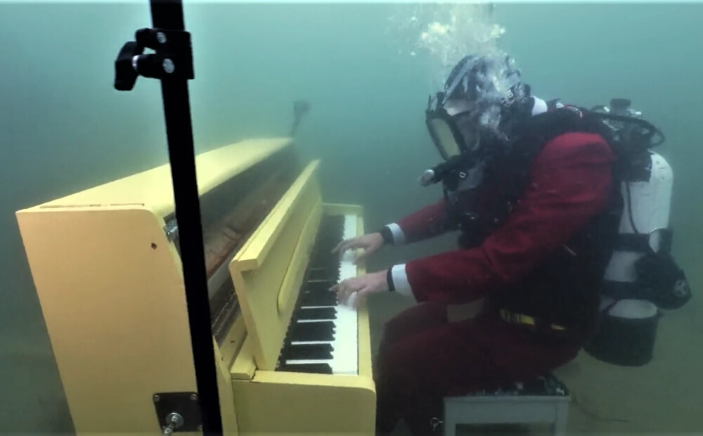 VIDEO: kā skan klavieres jūras dzelmē?