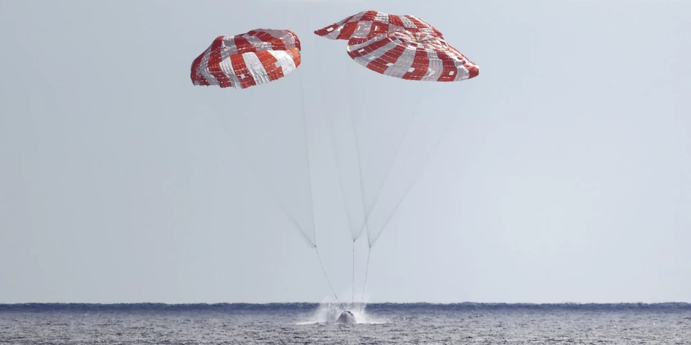 NASA bezpilota kosmosa kuģis "Orion" svētdien sekmīgi piezemējies Klusajā okeānā, pabeidzot Mēness misiju "Artemis I".