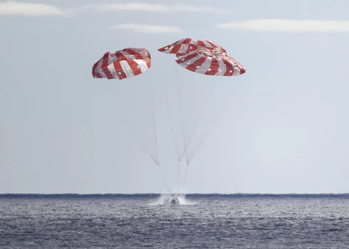 NASA bezpilota kosmosa kuģis "Orion" svētdien sekmīgi piezemējies Klusajā okeānā, pabeidzot Mēness misiju "Artemis I".