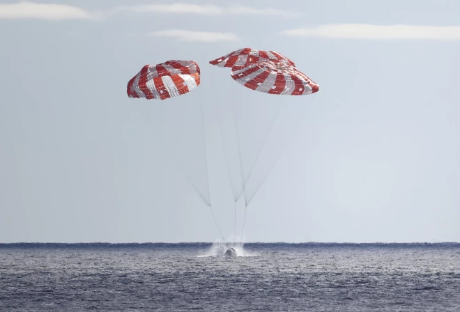 NASA bezpilota kosmosa kuģis "Orion" svētdien sekmīgi piezemējies Klusajā okeānā, pabeidzot Mēness misiju "Artemis I".