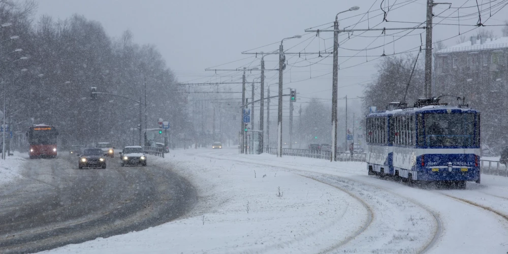 Общественный транспорт в Риге задерживается на 40 минут из-за снегопада