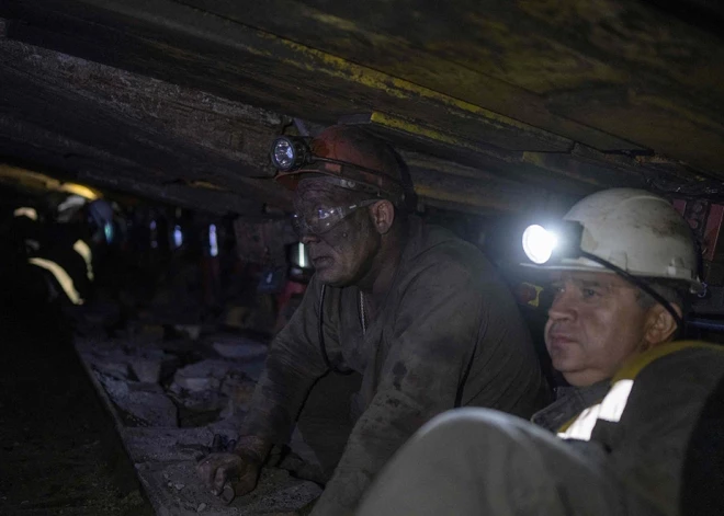 Okupanti Luhanskas apgabalā slēdz raktuves un izved tehniku