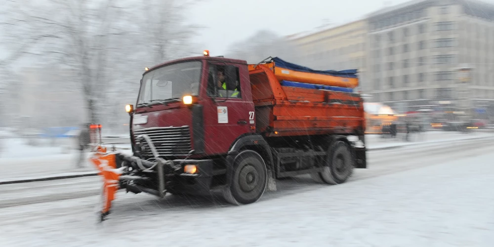 На Латвию обрушился сильнейший снегопад.