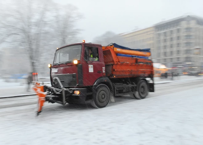 Снегопад осложняет условия передвижения по всей Латвии. Каких участков дорог лучше избегать?