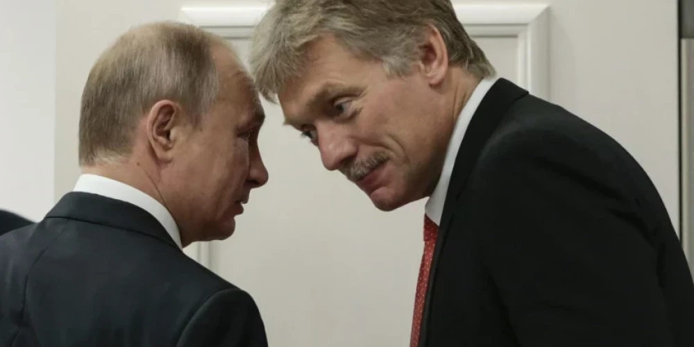 Президент России Владимир Путин и его пресс-секретарь Дмитрий Песков (Фото: ddp/abaca press/ Vida Press)