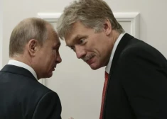 Президент России Владимир Путин и его пресс-секретарь Дмитрий Песков (Фото: ddp/abaca press/ Vida Press)