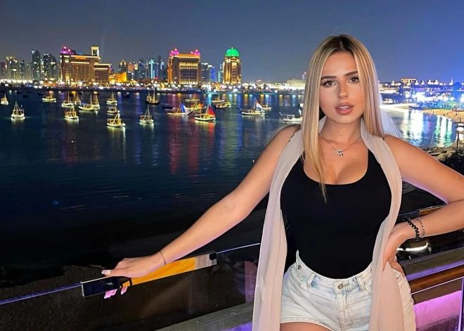 Kristapu Porziņģi atraidījusī un Latvijā aprunātā skaistule žilbina futbola līdzjutējus Katarā