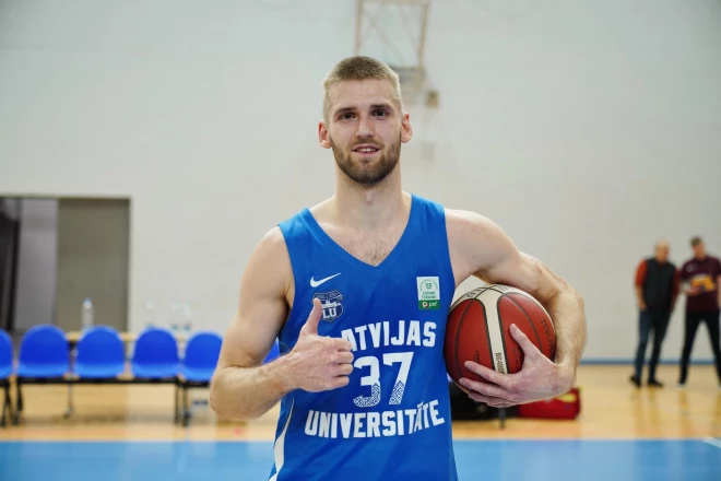 Dāvids Vīksne tagad spēlē basketbolu Latvijas Universitātes komandā un ir tās līderis un labākais punktu guvējs.