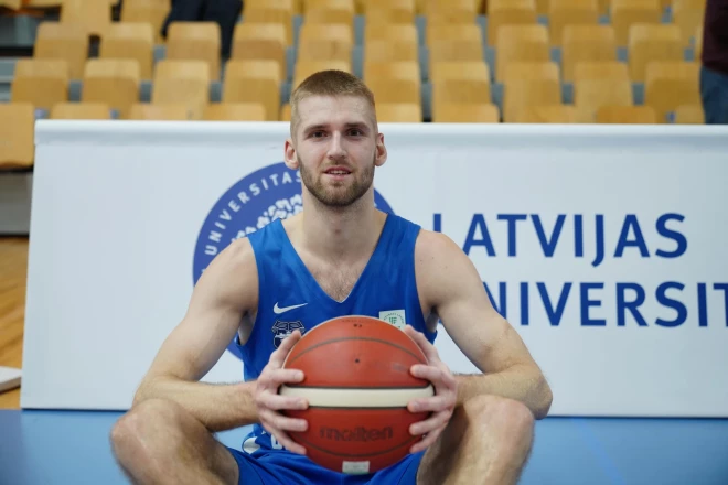 Dāvids Vīksne tagad spēlē basketbolu Latvijas Universitātes komandā un ir tās līderis un labākais punktu guvējs.