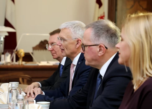 Ārlietu ministrs Edgars Rinkēvičs, Ministru prezidents Krišjānis Kariņš, partijas "Jaunā vienotība" valdes loceklis, Saeimas deputāts Arvils Ašeradens un Ministru prezidenta parlamentārā sekretāre, Saeimas deputāte Evika Siliņa tikšanās laikā ar Valsts prezidentu Rīgas pilī.