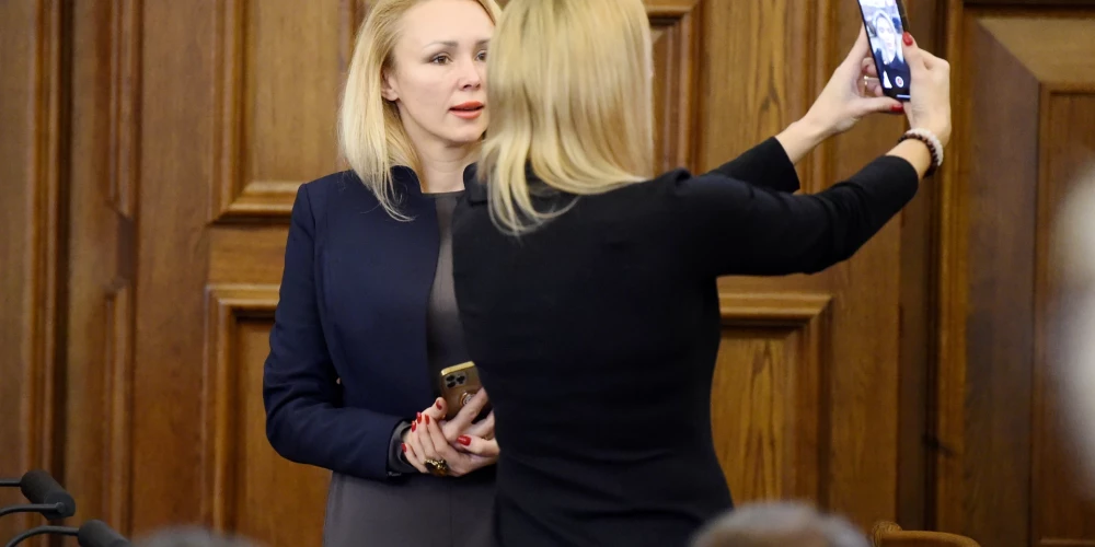 Saeimas deputātes Nataļja Marčenko-Jodko (no kreisās) un Svetlana Čulkova Saeimas sēdes laikā.