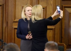 Saeimas deputātes Nataļja Marčenko-Jodko (no kreisās) un Svetlana Čulkova Saeimas sēdes laikā.