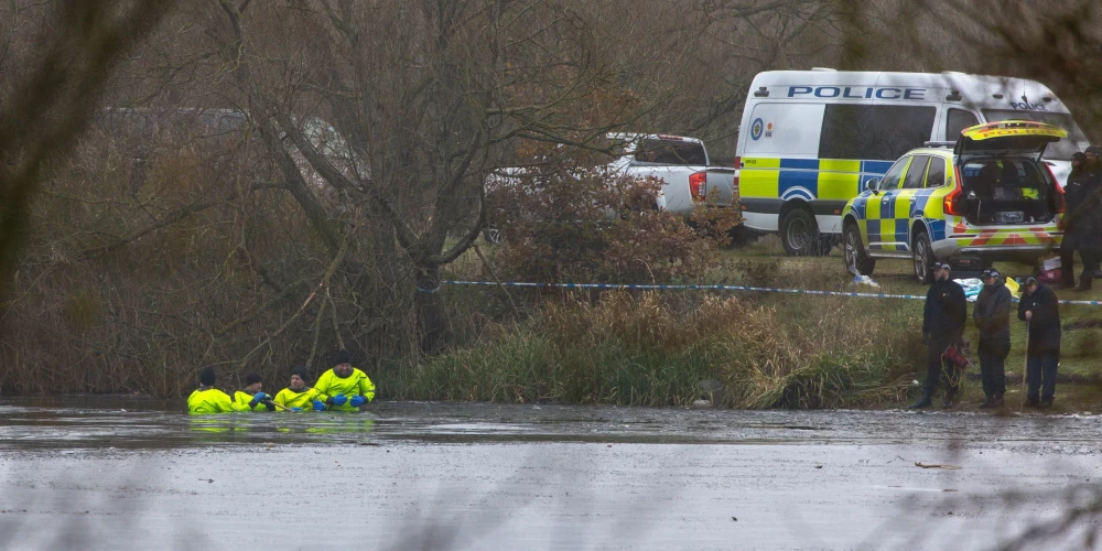 Trīs bērni gājuši bojā, ielūstot zem ledus Anglijas ezerā