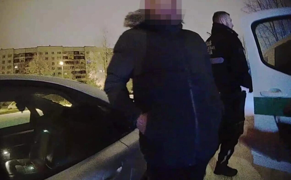 Policija Mežciemā aiztur auto vadītāju, kurš jau vairākas dienas dzēris un braucis bez tiesībām