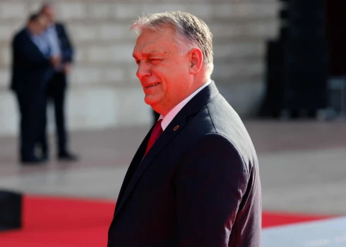 Ungārijas premjerministrs Viktors Orbāns ierodas uz ES un Rietumbalkānu samitu Tirānā, 2022. gada 6. decembrī.