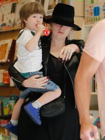 Adele ar dēlu Andželo 2016. gadā.