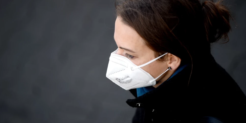 Pieaugot saslimstībai ar elpceļu infekcijas slimībām, riska grupu iedzīvotājus aicina lietot sejas maskas vai respiratorus