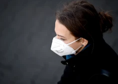 Pieaugot saslimstībai ar elpceļu infekcijas slimībām, riska grupu iedzīvotājus aicina lietot sejas maskas vai respiratorus