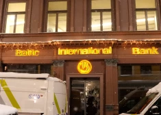 FOTO: policijas specvienība ielauzusies "Baltic International Bank" ēkā