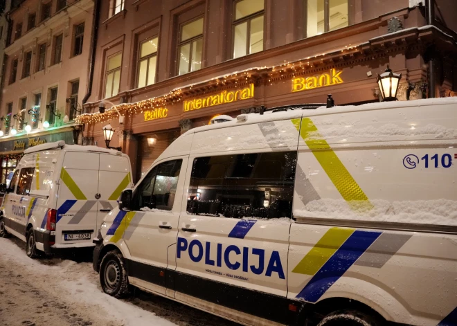 Valsts policijas automašīnas pie "Baltic International Bank" ēkas Grēcinieku ielā pēc Finanšu un kapitāla tirgus komisijas (FKTK) padomes lēmuma apturēt bankas finanšu pakalpojumu sniegšanu.