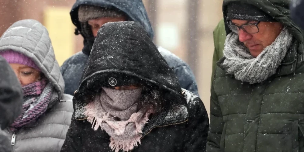 Люди во время снегопада