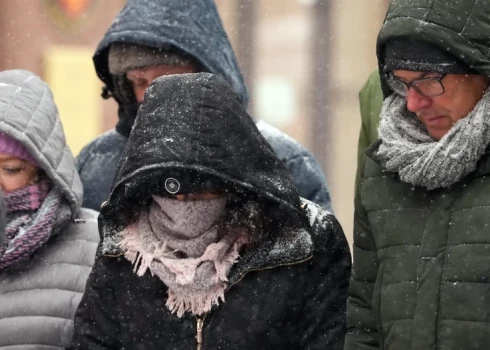 Люди во время снегопада