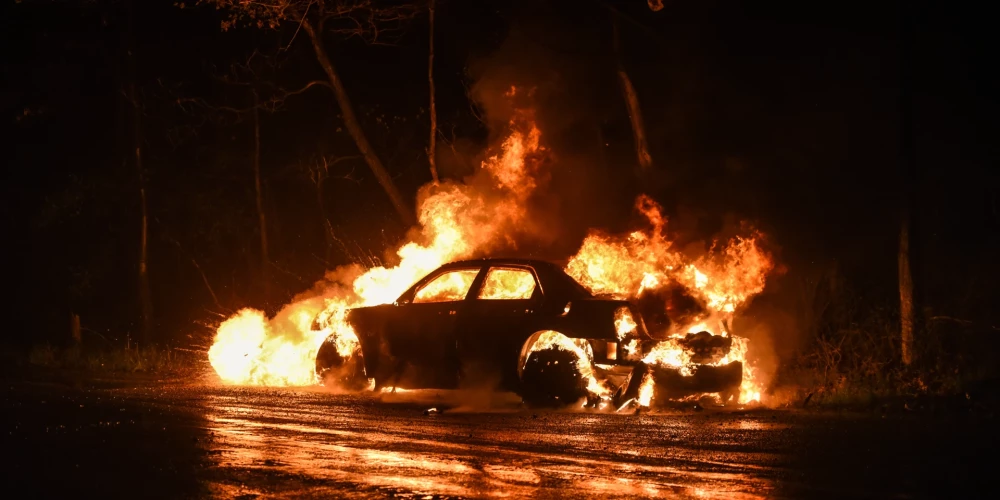 В Калнциемсе мужчина сел погреться в машину и сгорел