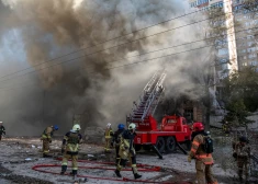 Ugunsdzēsēji palīdz vietējai sievietei evakuēties no Krievijas bezpilota lidaparāta trieciena nopostītas dzīvojamās ēkas, ko vietējās varas iestādes uzskata par Irānā ražotiem bezpilota lidaparātiem (UAV) Shahed-136 Krievijas uzbrukuma Ukrainai laikā Kijevā, Ukrainā 2022. gada 17. oktobrī.