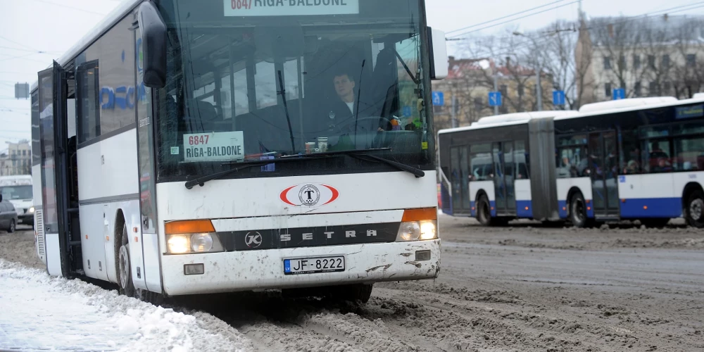 Sliktu braukšanas apstākļu dēļ pirmdien kopumā atcelti 17 reģionālo autobusu reisi 